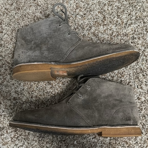 Ugg Men’s Leighton Chukka Boots in Grey Suede